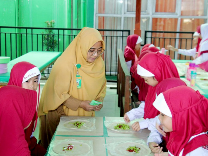Murid Level Satu Mengenal dan Belajar Membuat Makanan Sehat