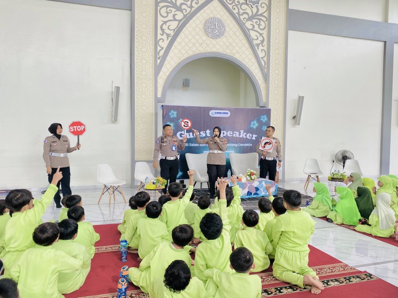 Murid Level Satu Kenali Profesi Polisi dan Belajar Tertib Lalu Lintas