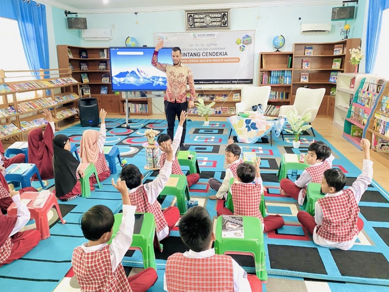 Bintang Cendekia Gelar English Native Day